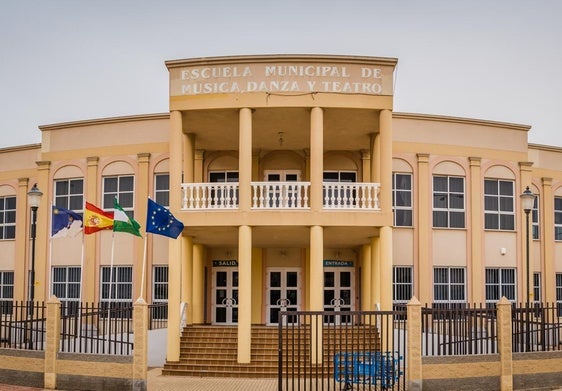 Fachada de la Escuela de Música, Danza y Teatro del municipio de Roquetas de Mar.