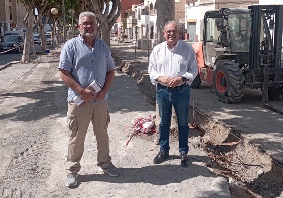 El alcalde de Vícar, Antonio Bonilla, revisa las obras en una de las zonas del municipio.
