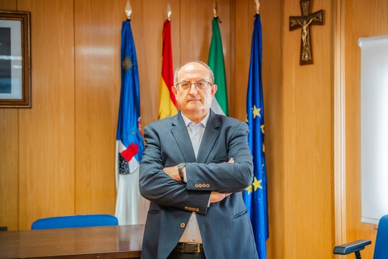 José Manuel Navarro, posa para IDEAL, en el interior del Ayuntamiento de Roquetas de Mar.