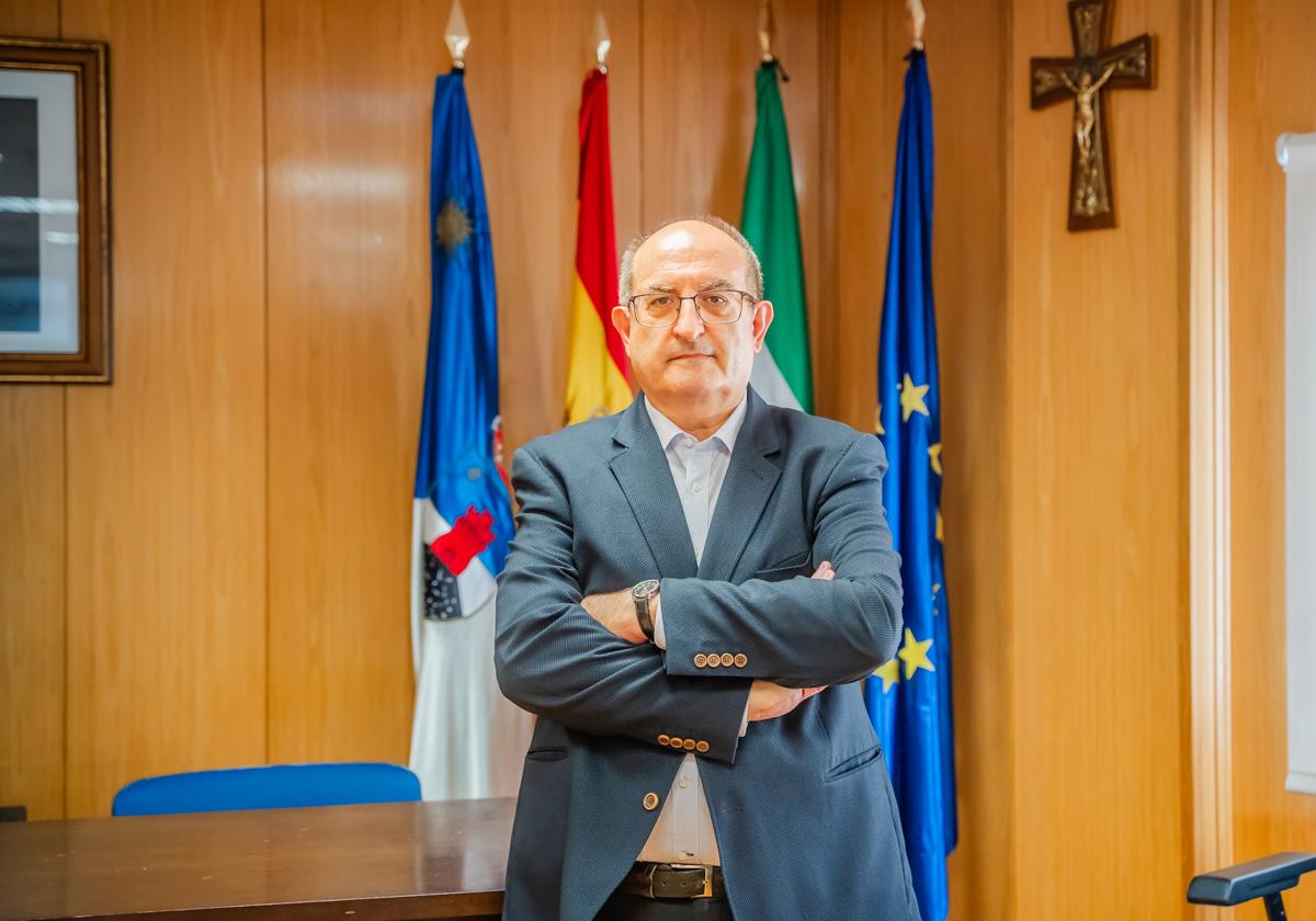 José Manuel Navarro, posa para IDEAL, en el interior del Ayuntamiento de Roquetas de Mar.