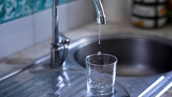 El agua de la población de Los Perichos, en Vícar, declarada no apta para consumo humano