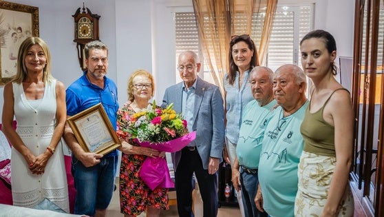 Las Marinas premia a la mujer más mayor de la Asociación Club de Pensionistas