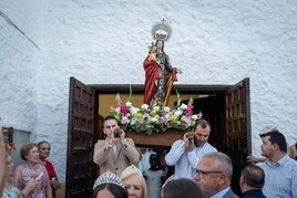 Algunos hombres salen con la Virgen del Mar en hombros