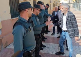 El ministro Grande-Marlaska saluda a guardias civiles del puesto de Roquetas en una reciente visita.