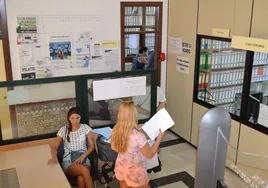 Varias personas esperan para entregar unos documentos en el Ayuntamiento de la localidad.