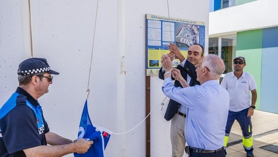 El Puerto de Roquetas recibe la bandera azul como reconocimiento de gestión y calidad