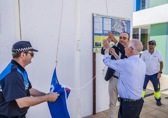 El alcalde de Roquetas de Mar realizó el izado de la bandera azul.