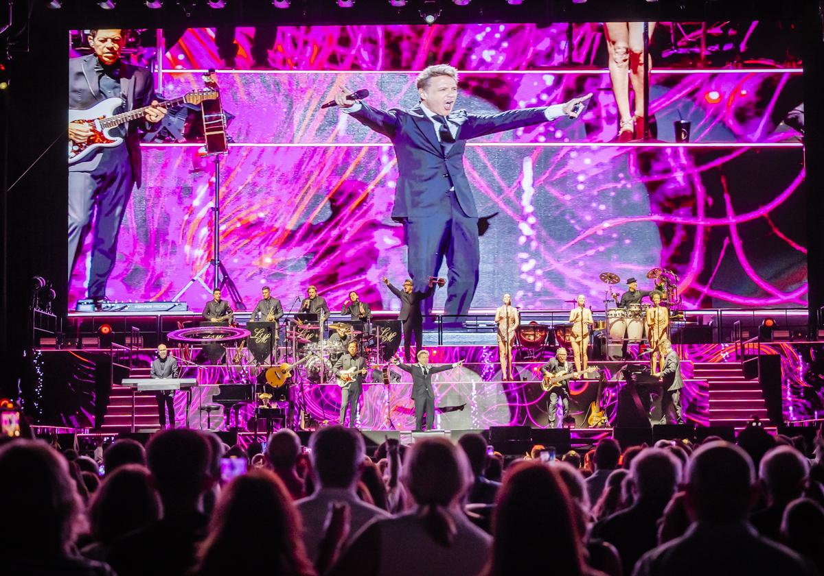 La oposición critica la «mala» organización del concierto de Luis Miguel, con colas y atascos
