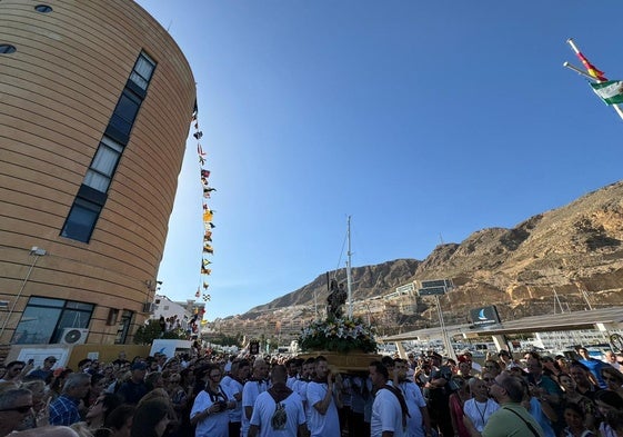 La procesión de este lunes pasó por distintas calles de la zona.