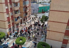 Imagen de una de las veces que se ha instalado el mercadillo ilegal ubicada en Las 200 Viviendas, barriada de Roquetas de Mar.