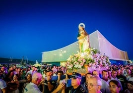 Una de las imágenes más icónicas de las Fiestas Patronales en Roquetas de Mar.