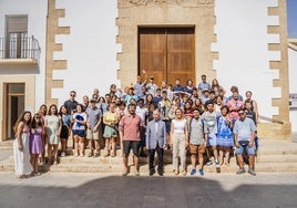 Foto familiar de la visita del centro educativo en Roquetas de Mar.