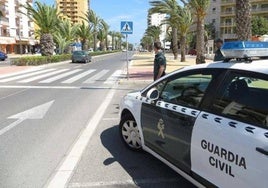 Una patrulla de Guardia Civil en Roquetas de Mar, de archivo.