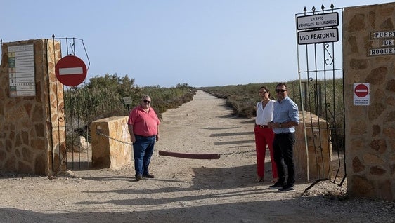 Quejas sobre la colocación de cadenas en la puerta principal de Punta Entinas