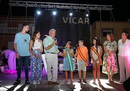 El alcalde de Vícar, Antonio Bonilla, se subió al escenario.