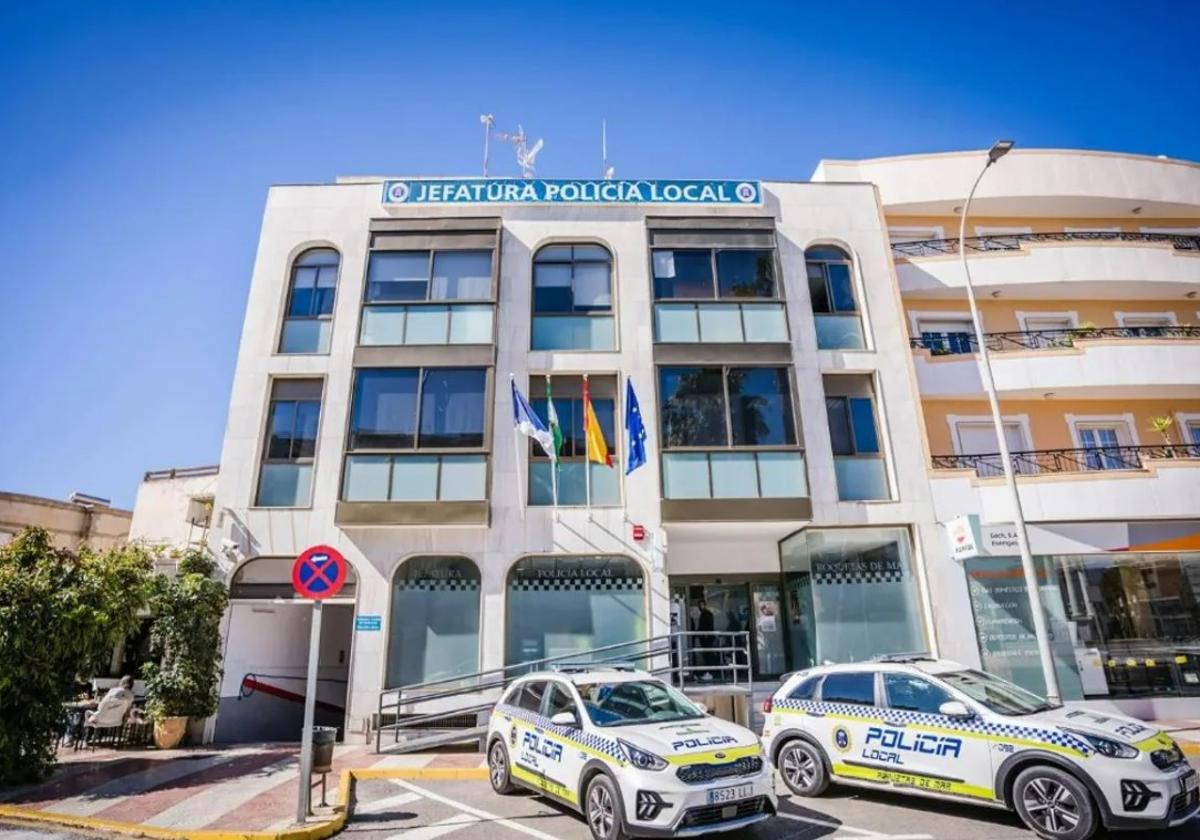Imagen de la fachada de la Jefatura de Policía Local de la localidad de Roquetas de Mar.