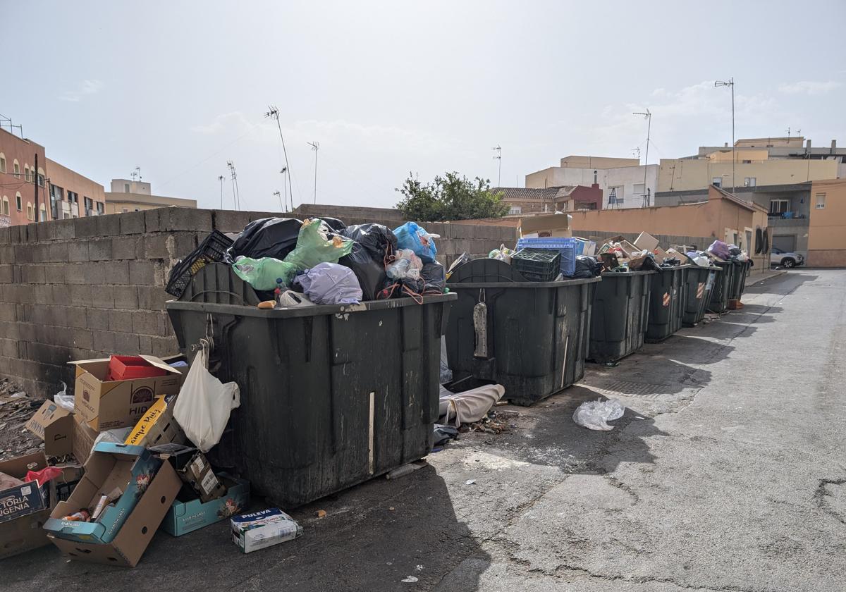 Acumulación de basura en las últimas fechas en la barriada roquetera de Las 200 Viviendas.