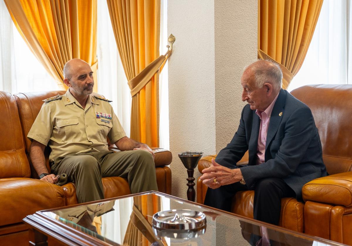 La visita del coronel al Ayuntamiento de Roquetas de Mar.