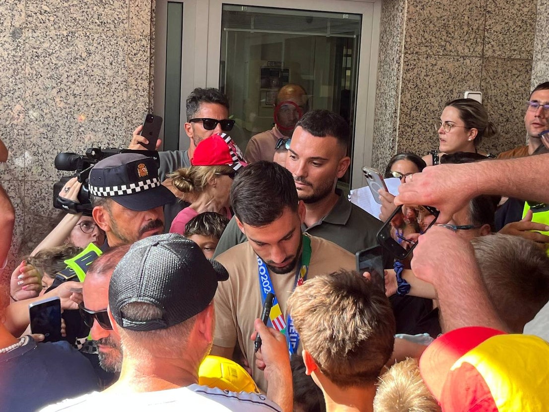 Fotos: Así han recibido a Álex Baena en Roquetas de Mar