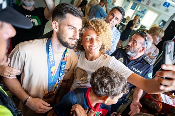 Roquetas de Mar recibe como un héroe a Álex Baena y le otorgará el Escudo de Oro de la ciudad