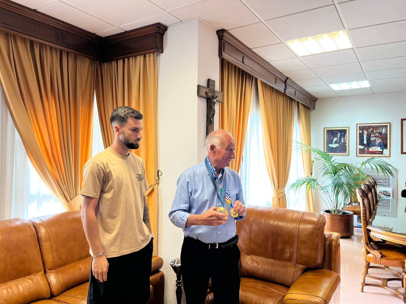 Fotos: Así han recibido a Álex Baena en Roquetas de Mar