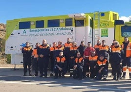 Voluntarios de Protección Civil Roquetas de Mar delante del Puesto de Mando Avanzado preparando una jornada de formación.