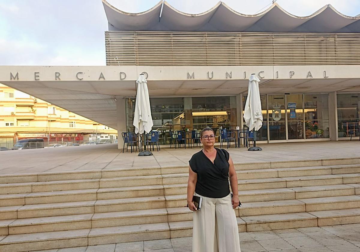 Belén Pérez, portavoz de la coalición progresista, en el Mercado de Abastos de Roquetas de Mar.