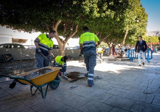 Varios trabajadores se encargan de las labores de mantenimiento en Roquetas de Mar.
