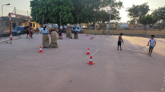 La comunidad gitana de Vícar despide el verano con juegos tradicionales