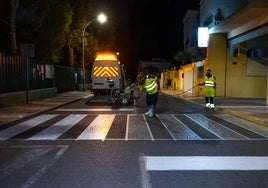 Los operarios de limpieza se encargan de las labores por la zona.
