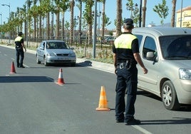 Varios agentes de la Policía Local de Vícar regulan el tráfico en una de las vías del municipio.