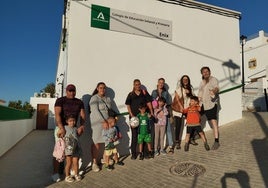 Niños y niñas a la entrada del Colegio de Enix, que abrió sus puertas el año pasado.