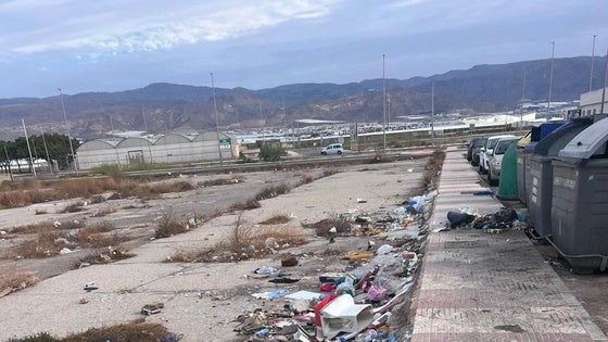 Critican el «abandono» de ciertas zonas de la ciudad de Roquetas de Mar
