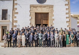 Foto de familia a la entrada de la Iglesia de Nuestra Señora del Rosario en Roquetas de Mar.
