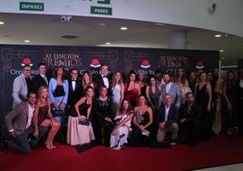 Actores, escritores e 'influencers' posan en la alfombra roja que la editorial preparó en el Teatro Auditorio de Roquetas de Mar.