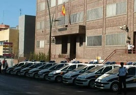 Varios coches estacionados en la Comisaría Provincial de la Policía Nacional en Almería capital.