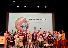 Foto grupal de los homenajeados en el Teatro Auditorio Ciudad de Vícar.