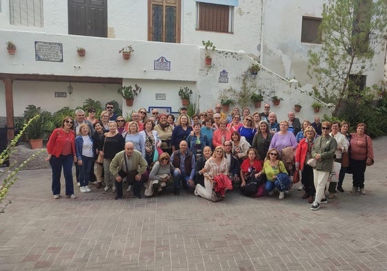 Los vecinos posaron para una foto en familia en la Alpujarra.