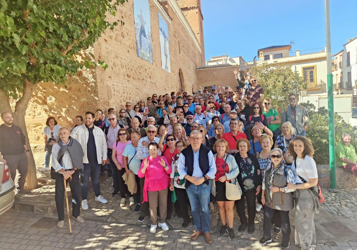 Foto grupal en una de las zonas del municipio de Fondón.