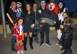 Los vecinos posaron para una foto «terrorífica» en familia.