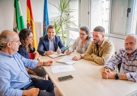 El concejal de Urbanismo, José Luis Llamas, en una reunión en el Ayuntamiento de Roquetas de Mar.