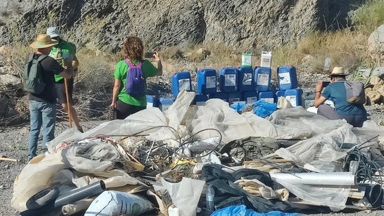 Ecologistas en Acción denuncia «vertidos ilegales» en una rambla entre Felix y Vícar