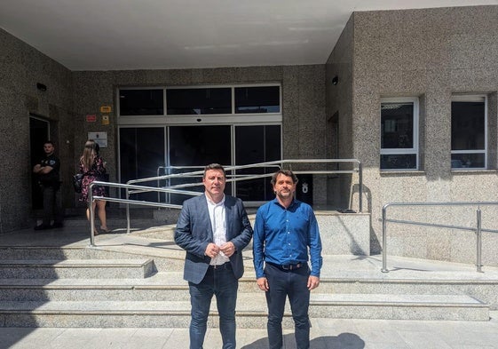 Los concejales de Almería Avanza, Pepe Montoya y Daniel Zelalla, a la entrada del Ayuntamiento de Roquetas de Mar,
