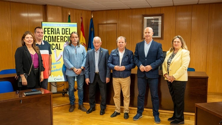 Roquetas se adelanta a Navidad con una feria que pone en valor los comercios de proximidad