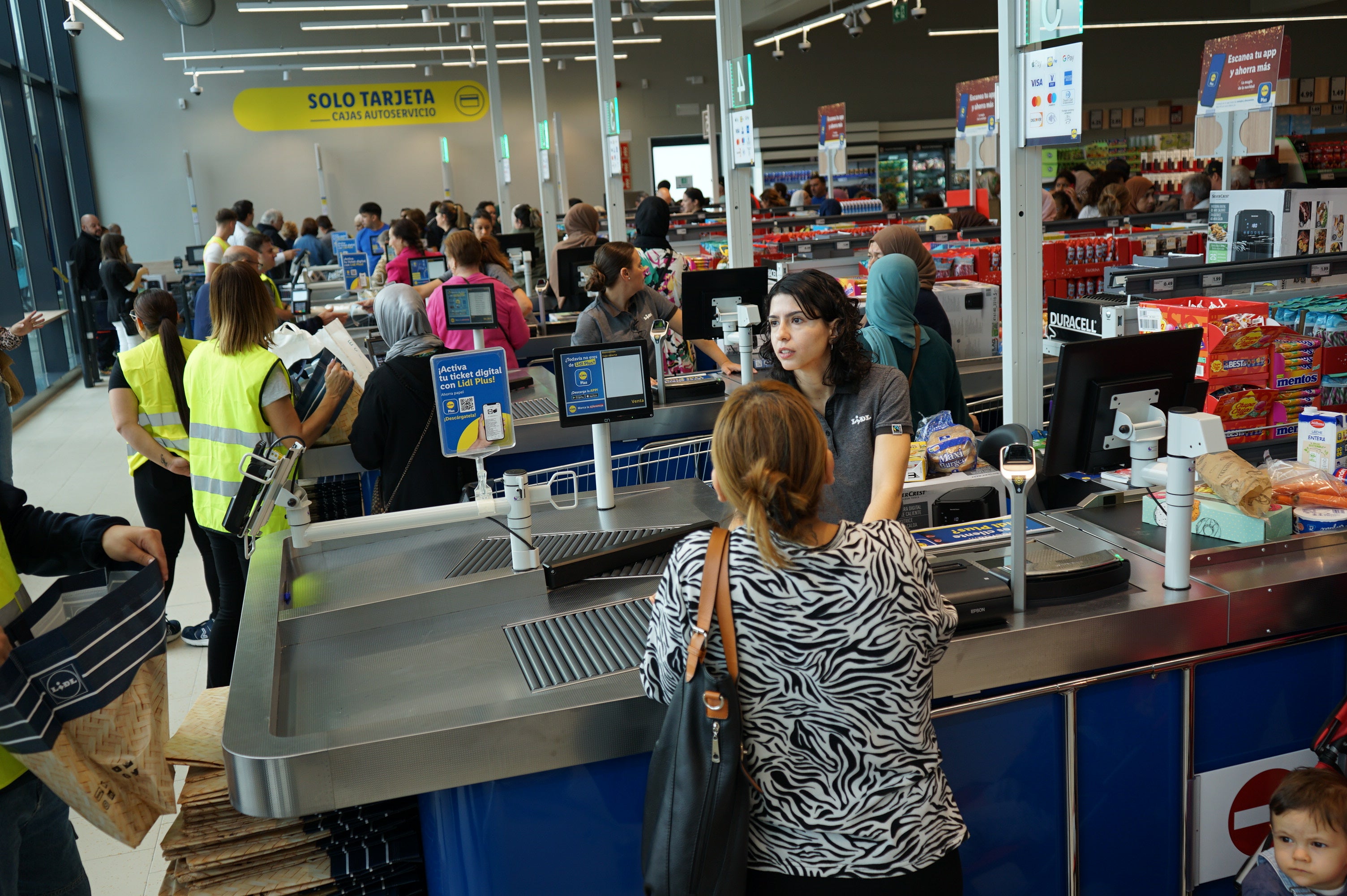 La inauguración del primer Lidl en Puebla de Vícar, en imágenes