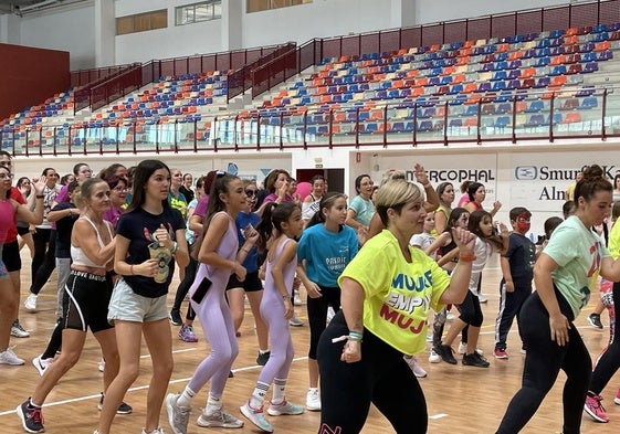 Algunas mujeres practican zumba en el pabellón.