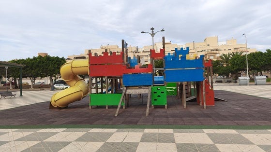 Piden dotar de sombra los parques infantiles de Roquetas de Mar