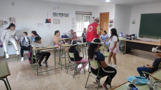 El colectivo gitano conoce la realidad virtual gracias a la colaboración de la Cruz Roja