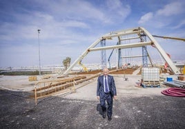 Gabriel Amat visitó a principios de 2023 las obras del puente que hay por la Rambla El Cañuelo.