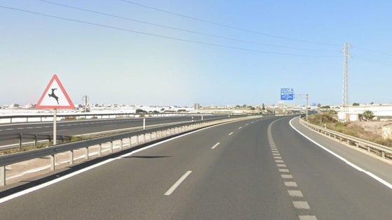 Atropellan a un trabajador de conservación de carreteras en Roquetas de Mar